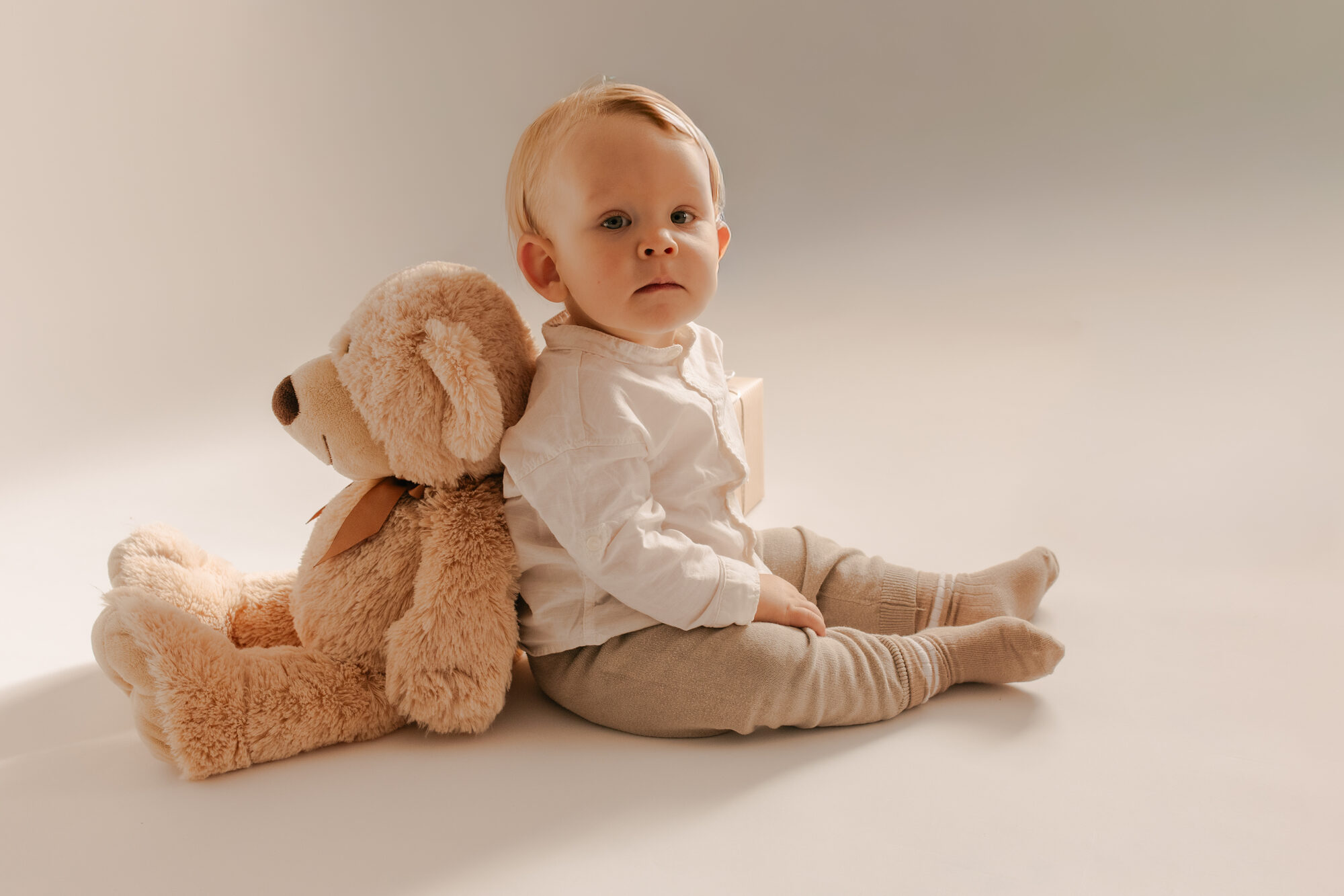 Sesja dziecięca w jasnym kadrze